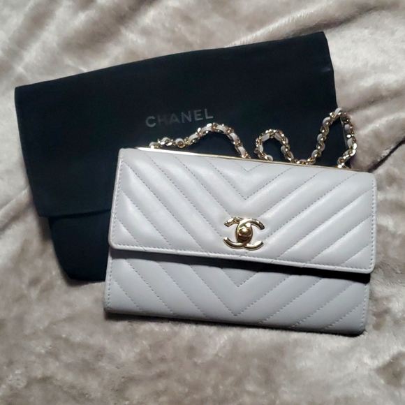 CHANEL CHEVERON TOTE - Picture 1 of 4
